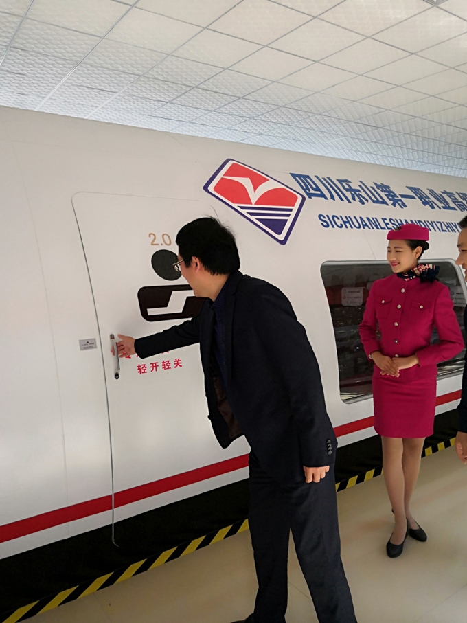 樂山一職中航空模擬機(jī)艙開艙儀式