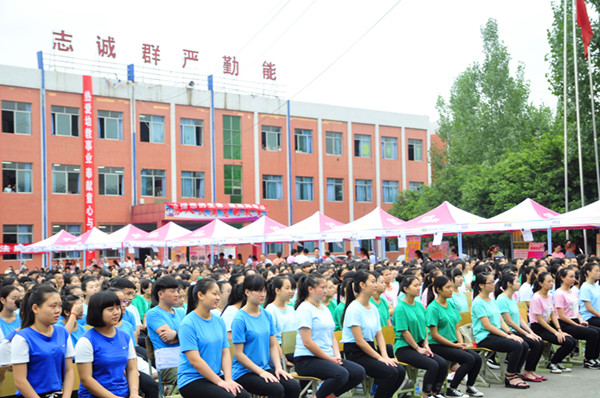 [/p成都華夏旅游學(xué)校]新浪網(wǎng)：幼教畢業(yè)生搶手100多家幼兒園進(jìn)校招聘老師，成都華夏旅游商務(wù)學(xué)校