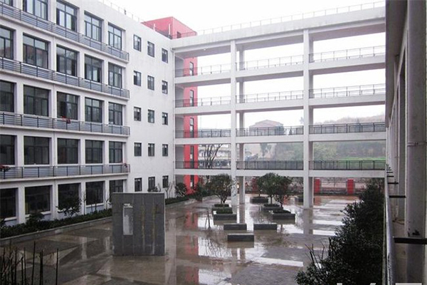 四川省安岳第一職業(yè)技術學校的校園環(huán)境圖片