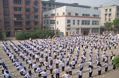 新都區(qū)中等衛(wèi)生職業(yè)學校學生做操