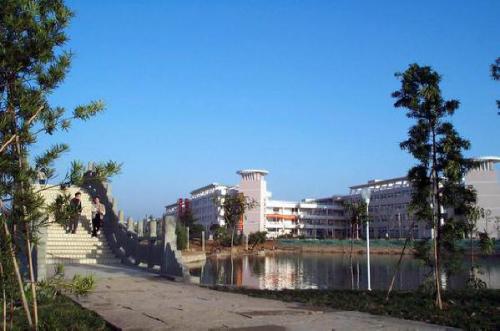 成都大學(xué)醫(yī)護(hù)學(xué)院的學(xué)費(fèi)是多少？學(xué)生入學(xué)需具備怎樣的條件？