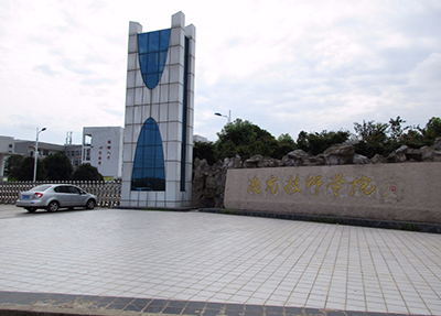 學(xué)校大門(mén).jpeg