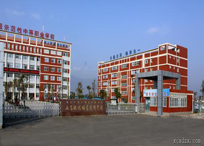 學(xué)校大門環(huán)境.jpg
