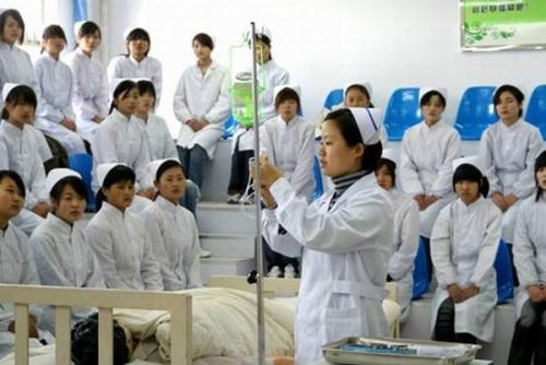 重慶護(hù)理專業(yè)就業(yè)形勢怎么樣,重慶中醫(yī)藥大學(xué)衛(wèi)校
