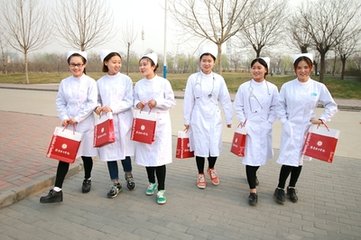 高級(jí)護(hù)理專(zhuān)業(yè)畢業(yè)生合影