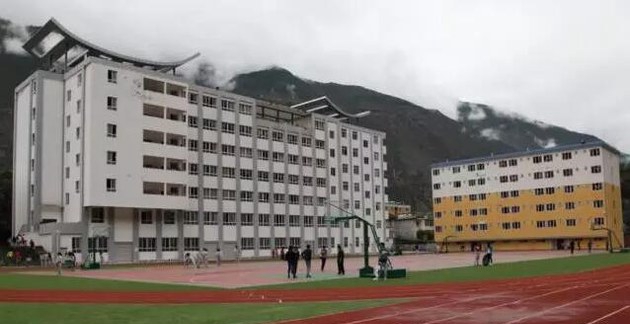 四川省甘孜衛(wèi)生學(xué)?；@球場(chǎng)
