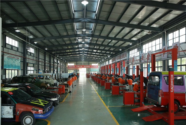 樂山市計算機(jī)學(xué)校汽車機(jī)電維修專業(yè)汽車機(jī)電維修實(shí)訓(xùn)1