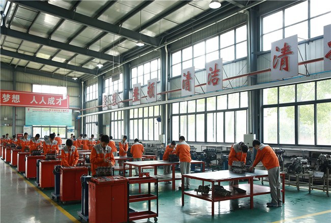 樂山市計算機(jī)學(xué)校汽車機(jī)電維修專業(yè)汽車機(jī)電維修實(shí)訓(xùn)2