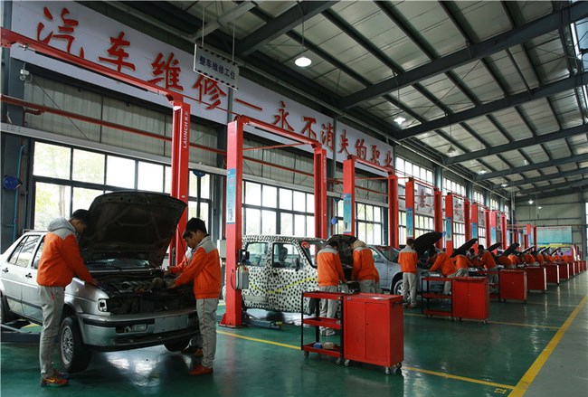 樂山市計算機(jī)學(xué)校汽車機(jī)電維修專業(yè)汽車機(jī)電維修實(shí)訓(xùn)3