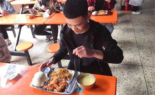 明廚亮灶 安全飲食：濟(jì)南應(yīng)用技術(shù)職業(yè)中等專業(yè)學(xué)校餐廳大揭秘