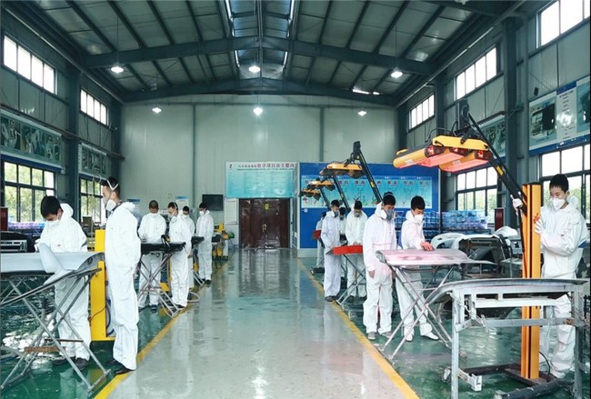 樂(lè)山市計(jì)算機(jī)學(xué)校鈑金噴漆專業(yè)噴涂課程學(xué)習(xí)2