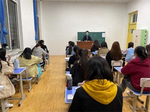 濟南應用技術學校：心疼，班主任的一天