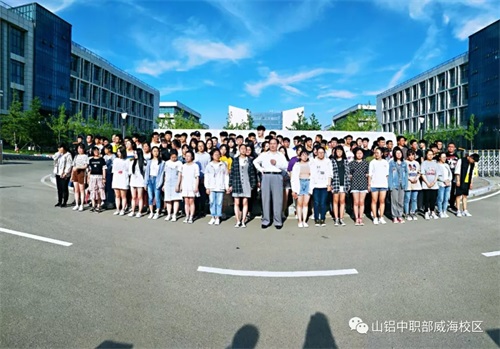 毛新群先生到山東鋁業(yè)職業(yè)學院中職部為學生宣講紅色文化