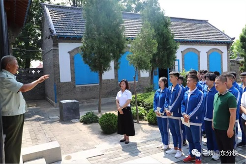 中國(guó)煤礦文工團(tuán)藝術(shù)學(xué)校山東分校 師生愛國(guó)主義思想教育陣地揭牌儀式