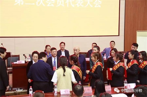 中國煤礦文工團(tuán)藝術(shù)學(xué)校山東分校學(xué)生志愿者 服務(wù)濰坊市中外舞蹈交流協(xié)會(huì)第二次會(huì)員代表大會(huì)
