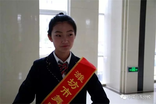 中國煤礦文工團(tuán)藝術(shù)學(xué)校山東分校學(xué)生志愿者 服務(wù)濰坊市中外舞蹈交流協(xié)會(huì)第二次會(huì)員代表大會(huì)