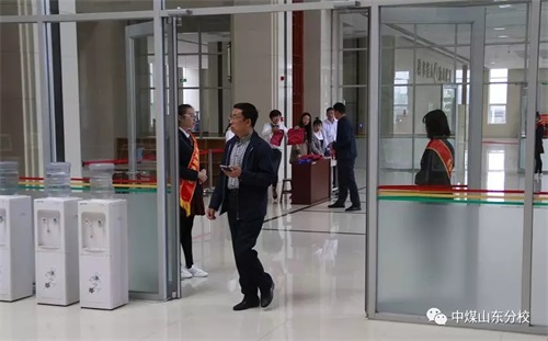中國煤礦文工團(tuán)藝術(shù)學(xué)校山東分校學(xué)生志愿者 服務(wù)濰坊市中外舞蹈交流協(xié)會(huì)第二次會(huì)員代表大會(huì)