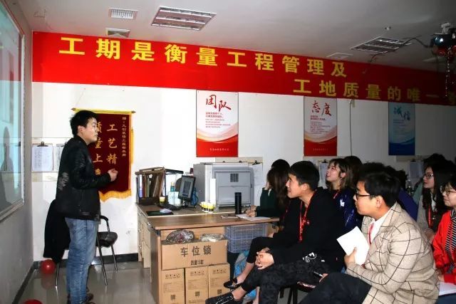 青島求實(shí)職業(yè)技術(shù)學(xué)院藝術(shù)學(xué)院深入企業(yè)走訪 慰問(wèn)實(shí)習(xí)學(xué)生
