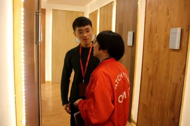 青島求實(shí)職業(yè)技術(shù)學(xué)院藝術(shù)學(xué)院深入企業(yè)走訪 慰問(wèn)實(shí)習(xí)學(xué)生