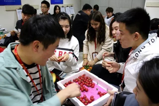 青島求實(shí)職業(yè)技術(shù)學(xué)院藝術(shù)學(xué)院深入企業(yè)走訪 慰問(wèn)實(shí)習(xí)學(xué)生