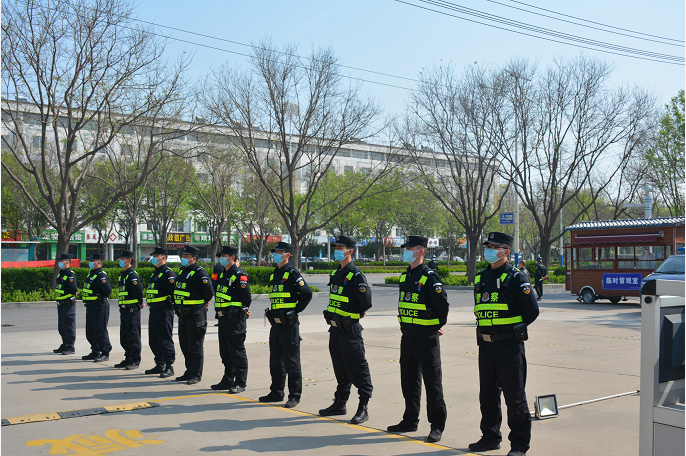 4月15日，德州交通職業(yè)中等專業(yè)學(xué)校正式開(kāi)學(xué)。為切實(shí)做好返校復(fù)課安全防范工作，交通、治安、防暴公安嚴(yán)陣以待，做好秩序維護(hù)，堅(jiān)決筑牢校園安全防護(hù)網(wǎng)，保障學(xué)生安全有序進(jìn)入校園。學(xué)校也設(shè)置口罩發(fā)放、健康碼查看、消毒、體溫檢測(cè)、安檢等多個(gè)崗位，確保返校工作安全無(wú)死角。
