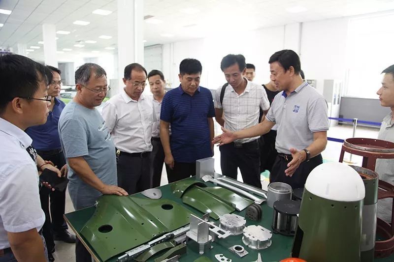 山東公路技師學院院長張煥軍一行赴青州耐威智能航空園考察交流