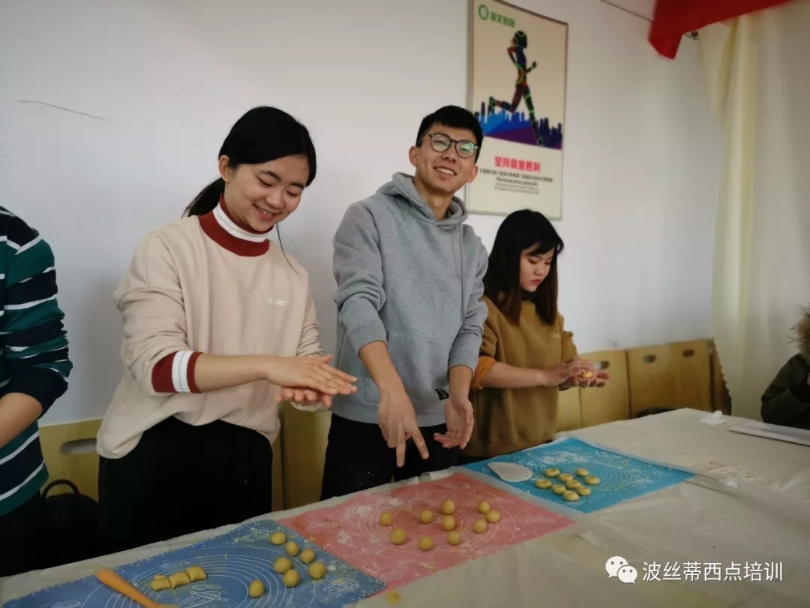 大學(xué)生學(xué)西點烘焙熱情高，多門手藝多條路~