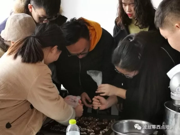 大學(xué)生學(xué)西點烘焙熱情高，多門手藝多條路~