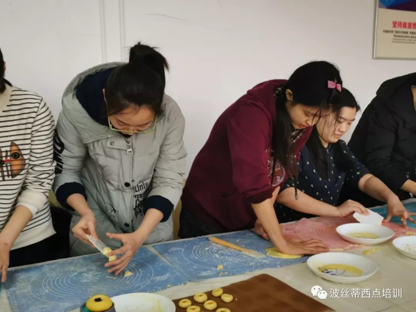 大學(xué)生學(xué)西點烘焙熱情高，多門手藝多條路~