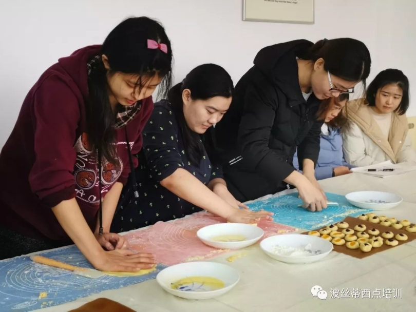 大學(xué)生學(xué)西點烘焙熱情高，多門手藝多條路~