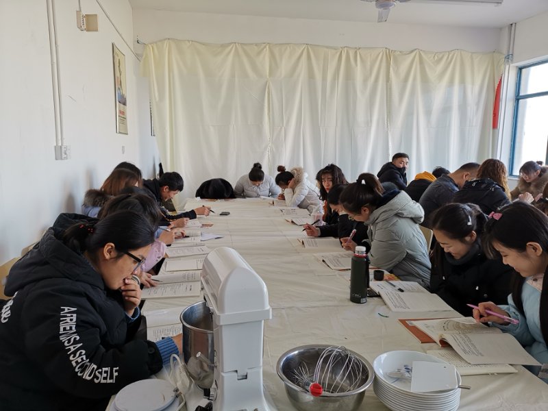 大學(xué)生學(xué)西點烘焙熱情高，多門手藝多條路~