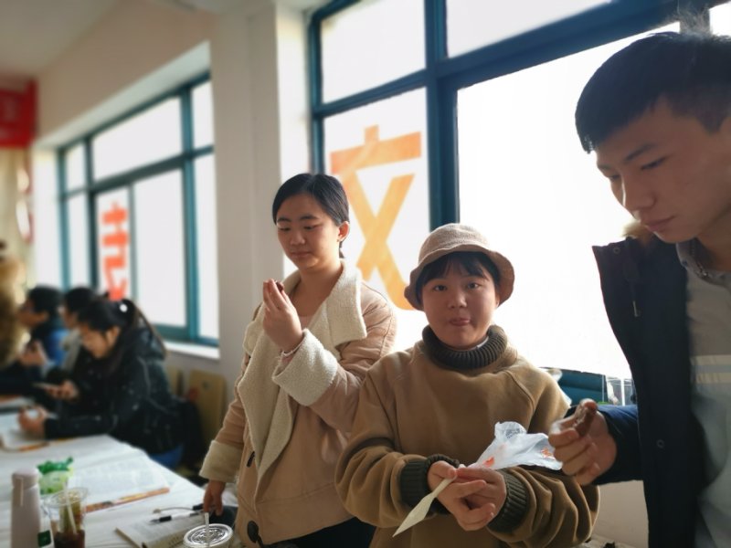 大學(xué)生學(xué)西點烘焙熱情高，多門手藝多條路~