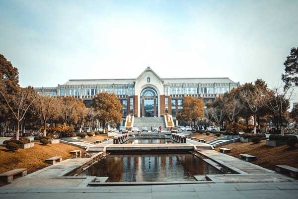 想做空姐要報什么學(xué)校