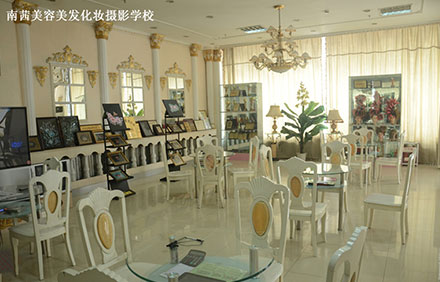 不要辜負(fù)光陰，來(lái)青島南茜美容美發(fā)職業(yè)培訓(xùn)學(xué)校學(xué)個(gè)美甲吧！