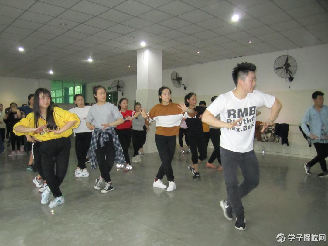 綿陽市藝術(shù)學(xué)?！案卸魉囆g(shù) 回饋母校”