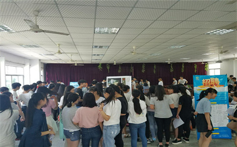 四川省鹽業(yè)學(xué)校舉辦校園招聘會(huì)，促進(jìn)中職學(xué)生頂崗實(shí)習(xí)