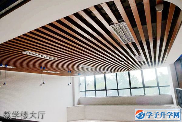 成都市青蘇職業(yè)中專學校學費、報名費多少錢？