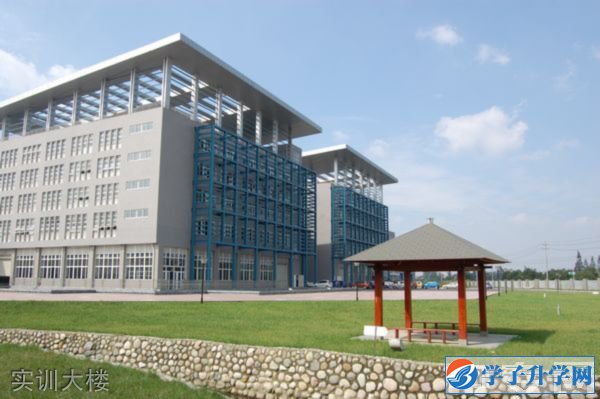 成都市技師學(xué)院學(xué)費(fèi)、報(bào)名費(fèi)多少錢(qián)？