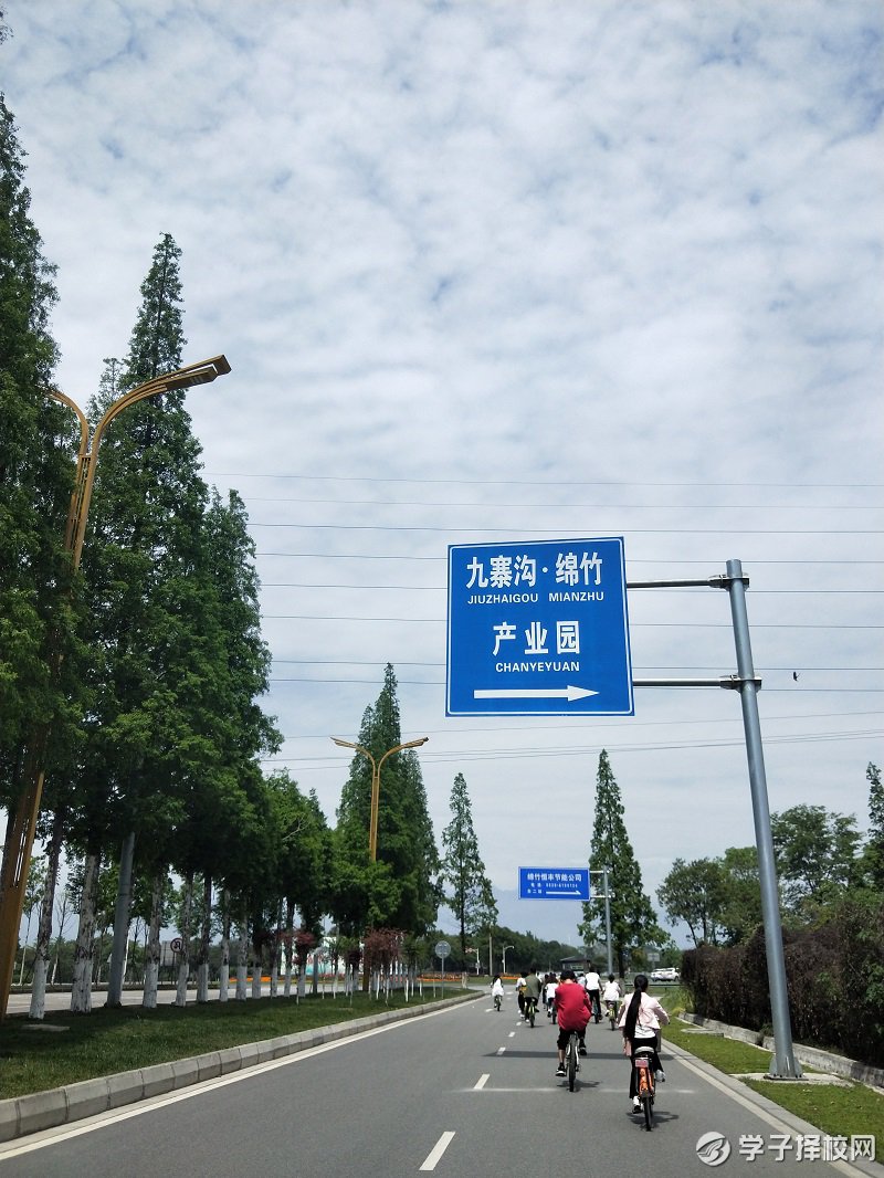 四川天一學院開展“綠色出行，低碳生活”主題環(huán)保騎行活動