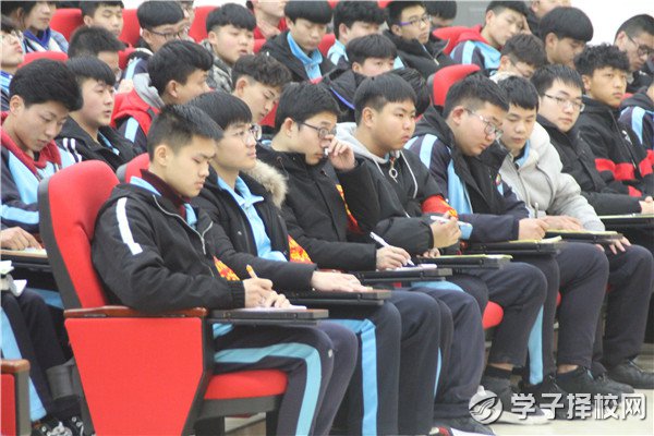 都江堰市職業(yè)中學(xué)機電汽修專業(yè)部召開學(xué)生干部培訓(xùn)會