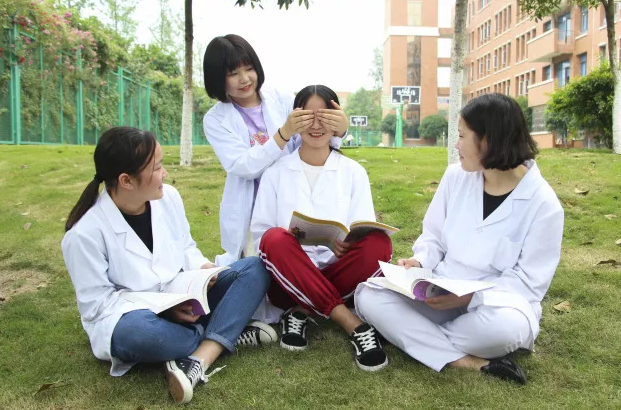四川大學(xué)附設(shè)華西衛(wèi)生學(xué)校初中起點(diǎn)（藥劑專業(yè)）招生計(jì)劃