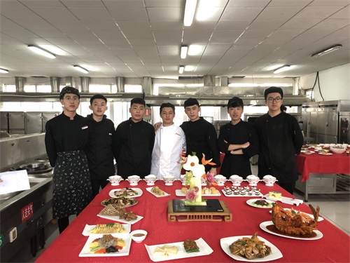 山東省濰坊商業(yè)學校2018級烹飪專業(yè)學生的創(chuàng)意技能比賽作品展！