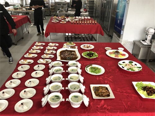 山東省濰坊商業(yè)學校2018級烹飪專業(yè)學生的創(chuàng)意技能比賽作品展！