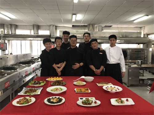 山東省濰坊商業(yè)學校2018級烹飪專業(yè)學生的創(chuàng)意技能比賽作品展！