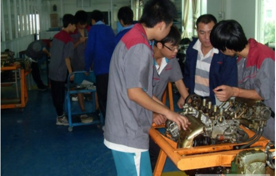 招收專業(yè)：數(shù)控技術(shù)應(yīng)用、汽車運(yùn)用與維修、電