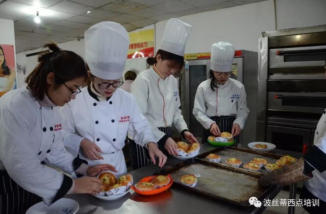 不上高中也擁有好前途？來煙臺波絲蒂中西糕點培訓(xùn)學(xué)校學(xué)西點就能實現(xiàn)！