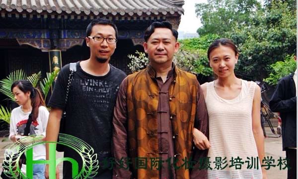 好好國(guó)際化妝攝影培訓(xùn)學(xué)校校長(zhǎng)和明星陶虹、姜武拍照合影留念