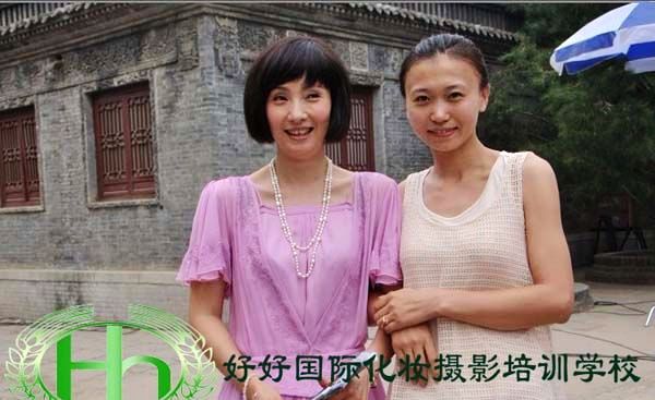 好好國(guó)際化妝攝影培訓(xùn)學(xué)校校長(zhǎng)和明星陶虹、姜武拍照合影留念