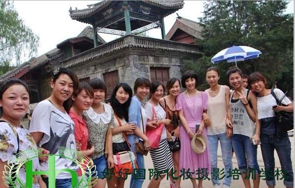 好好國(guó)際化妝攝影培訓(xùn)學(xué)校校長(zhǎng)和明星陶虹、姜武拍照合影留念
