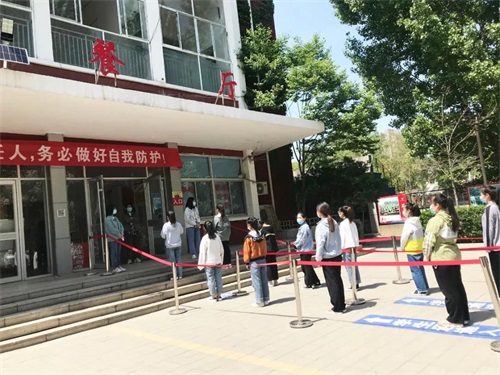 辛勤付出，暖心陪護(hù)：濟(jì)南應(yīng)用技術(shù)職業(yè)中等專業(yè)學(xué)校值班老師的一天